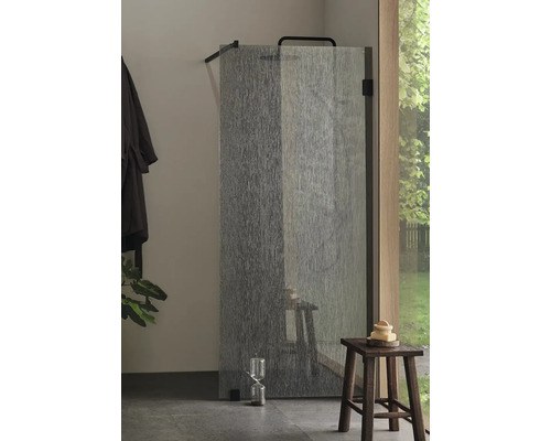 Walk-in dusch med strukturerat glas i ett badrum.