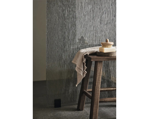 Badrumsstilleben med träpall, handduk, tvål och texturerad duschpanel