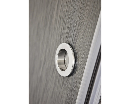 Detaljbild av ett metallskjutdörrhandtag på en dörr