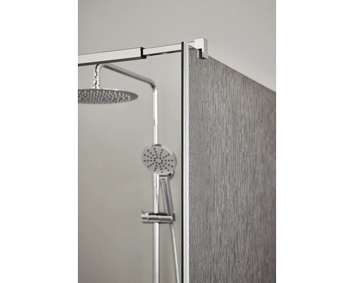 Detaljvy av duschkabin med duschhuvud och handdusch