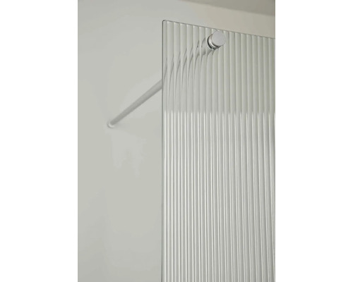 Räfflad duschvägg av glas med fäststång