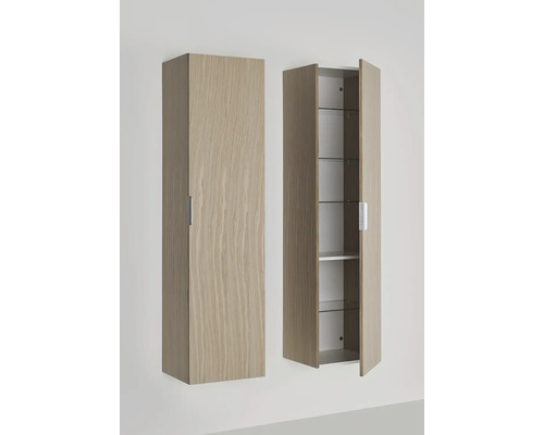 Två väggskåp med glashyllor