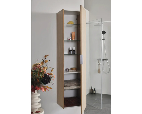 Öppet badrumsskåp med glashyllor för förvaring av badrumsartiklar