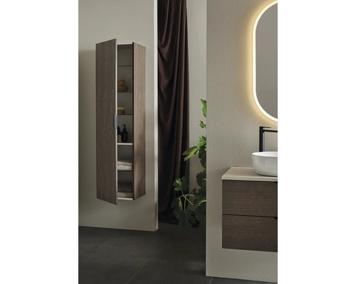 Badrum med öppet hängande skåp, tvättställ och upplyst spegel