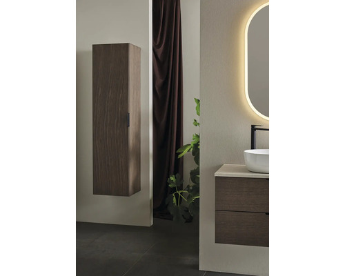 Badrum med tvättställsskåp, spegelskåp och hängande skåp