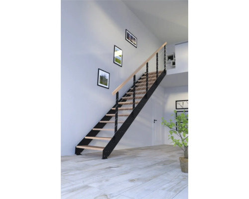 Trappa med trätsteg och metallräcke i ett ljust rum