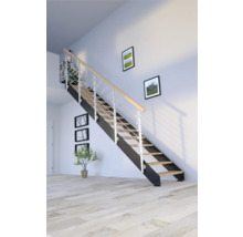Trappa med trätrappsteg, metallräcke och ljus trätrappa i ett modernt hus.