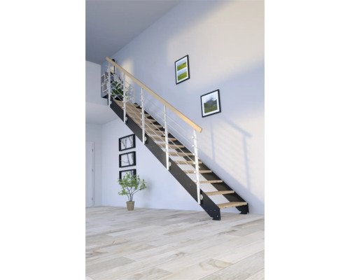 Trappa med trätrappsteg, metallräcke och ljus trätrappa i ett modernt hus.