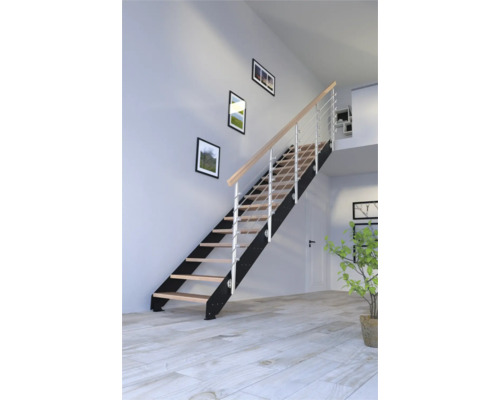Trappa med metallräcke och trätrappsteg inomhus