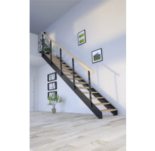 Trappa med trätrappsteg, metallräcke och träräcke i ett ljust rum.