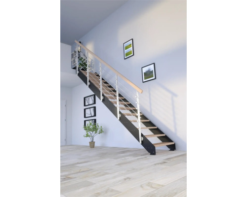 Trappa med metallräcke och trätrappsteg i ett ljust rum.