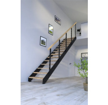 Interiör med trappa med trästeg och metallräcke