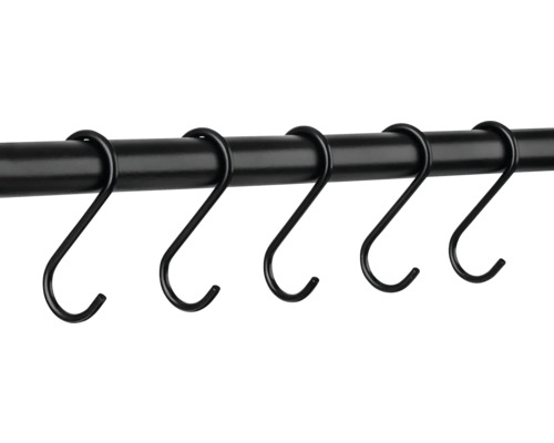 Flera S-krokar på en stång för att hänga föremål.