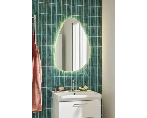 Spegel med belysning NORO Glow med rörelsesensor 55x80 cm varmvitt IP44 LED Badrum med asymmetrisk spegel, handfat och grönt kakel