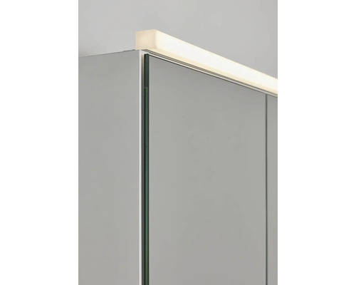 Detaljbild av ett spegelskåp med belysning