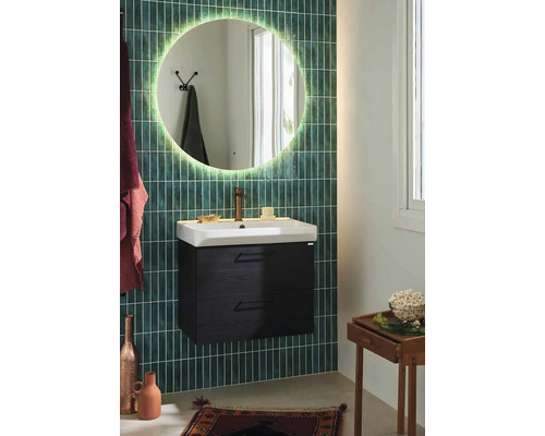 Badrum med tvättställsskåp, handfat och belyst spegel