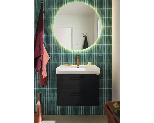 Badrum med handfat, underskåp och upplyst spegel