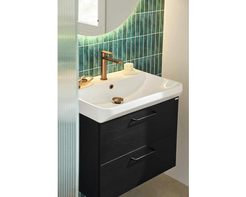 Modern badrumshandfat med underskåp, blandare och spegel