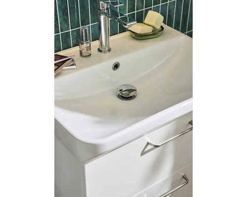 Tvättställ med blandare och badrumsartiklar