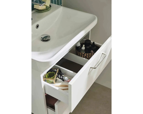 Tvättställsskåp med öppna lådor för förvaring av badrumsartiklar