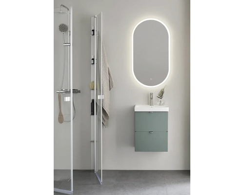 Badrum med dusch, tvättställsskåp och belyst spegel