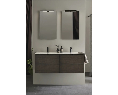 Badrum med tvättställsskåp, dubbla handfat och speglar med belysning för en ljus och organiserad atmosfär