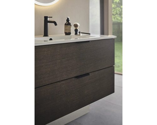 Badrumsmöbel med tvättställ, armatur och lådor