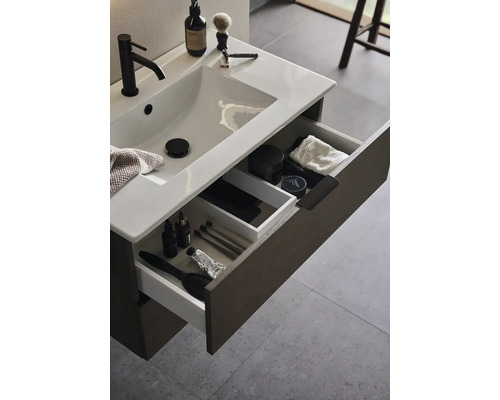 Badrumskommod med öppna lådor för förvaring av badrumsartiklar