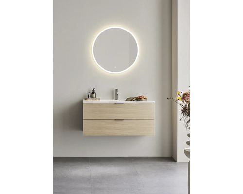 Badrum med tvättställsskåp, tvättställ, spegel och belysning