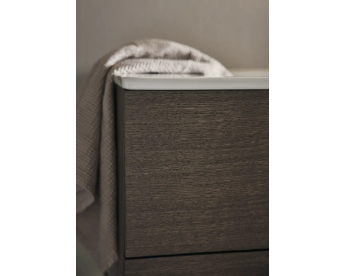 Detaljbild av ett tvättställsskåp med handduk