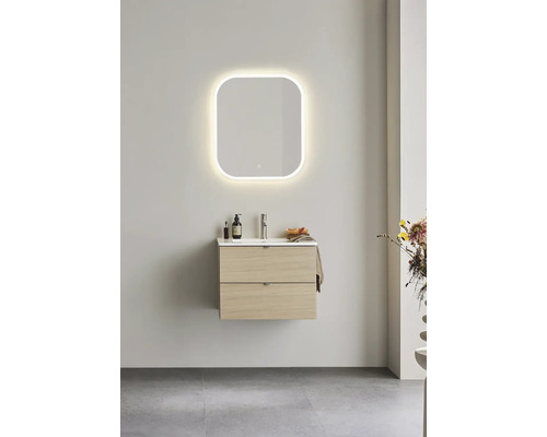 Badrum med tvättställsskåp med två lådor, tvättställsskål och belyst spegel