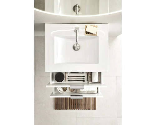 Badrumsskåp med öppna lådor, handfat, kran och badrumstillbehör