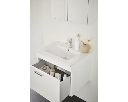 Ljust badrum med tvättställ, underskåp med öppen låda, armatur och spegel