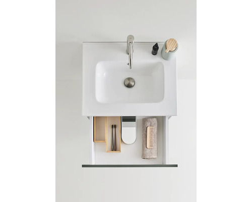 Tvättställ med öppen låda, med tandborstar, handduk och kam inuti