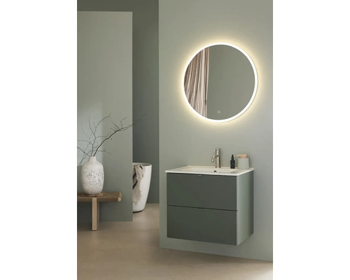 Modernt badrum med tvättställsskåp, handfat och belyst spegel