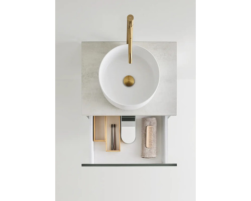 Vy från ovan av ett badrum med handfat, armatur och öppen låda