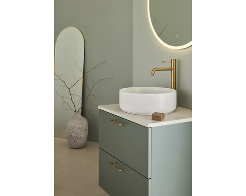 Modernt badrum med tvättställsskåp, tvättställsskål och belyst spegel