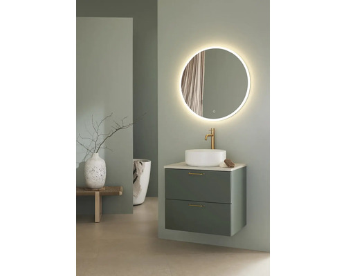 Modernt badrum med tvättställ, ovanpåliggande tvättställ, spegel och tillbehör.