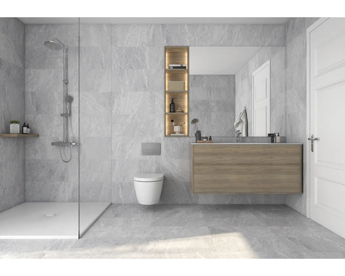 Ljust badrum med dusch, toalett, tvättställ och grå kakel