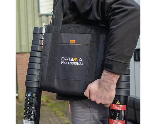 Person med teleskopisk stege och transportväska av märket Batavia
