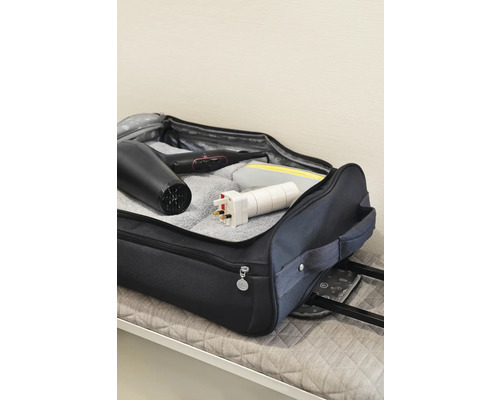 Öppen vagn med hårfön, plattång, adapter och necessär