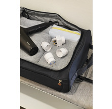 Resväska med hårfön, necessär och kontaktadapter