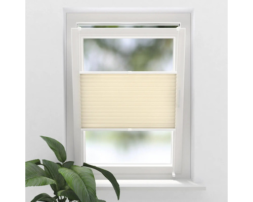 Beige plisségardiner på fönstret