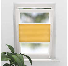 Gul plisségardin på fönstret för skuggning