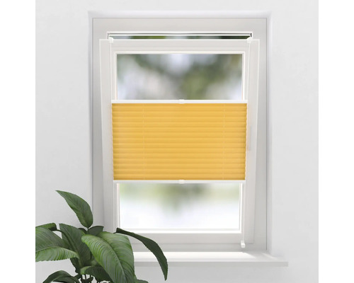 Gul plisségardin på fönstret för skuggning