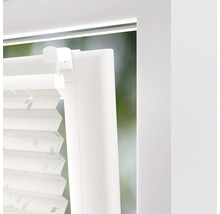 Detaljvy av en plisségardin på ett fönster