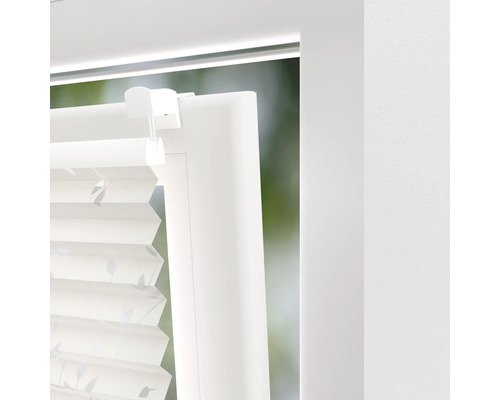 Detaljvy av en plisségardin på ett fönster