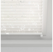 Plisségardin med bladmönster på fönstret