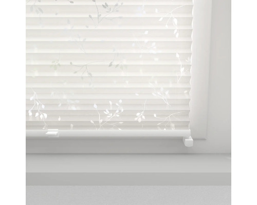 Plisségardin med bladmönster på fönstret