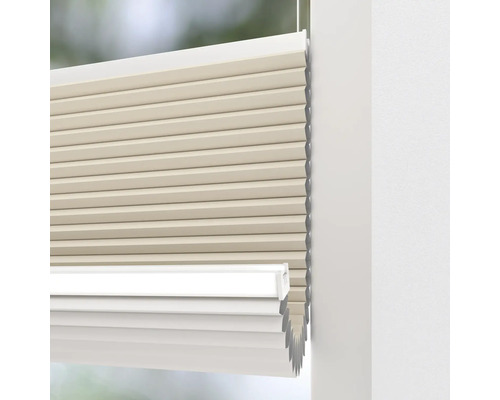 Detaljbild av en plisségardin på ett fönster